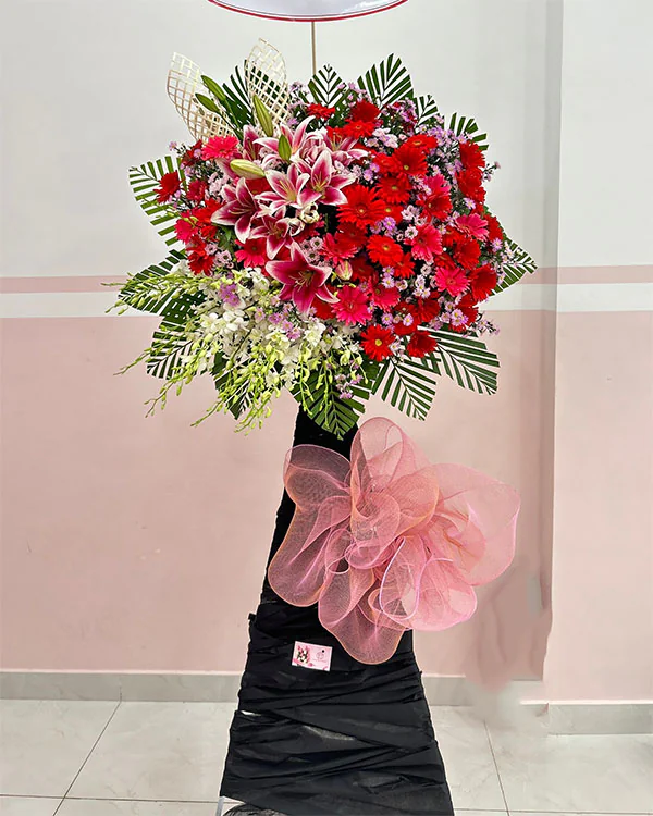 Lẵng hoa khai trương đỏ cùng ly